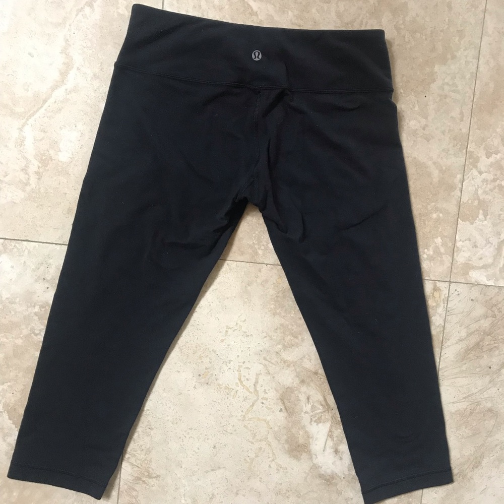 Lululemon low rise Wunder Under crop workout pants